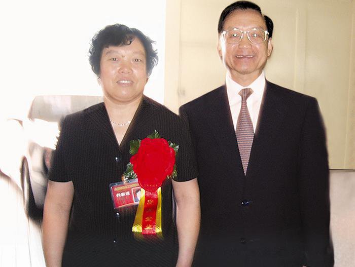 2004年9月3日全国在就业先进企业表彰大会，总理温家宝亲切接见董事长胡桂华并合影留念(图1)