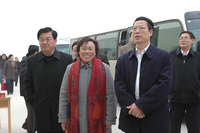 2005年12月27日山东省省委书记张高丽在华宇集团视察(图1)