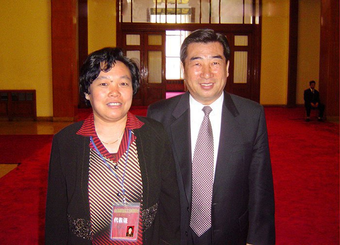 2004年4月30日国务院副总理回良玉与董事长胡桂花合影留念(图1)