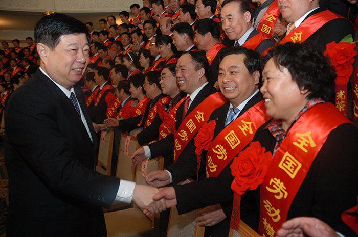 2010年4月25日&nbsp;省委书记、省人大常委会主任姜异康亲切接见进京受表彰全国劳模(图1)
