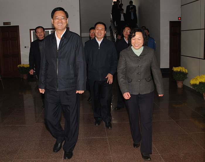 2009年11月5日山东省副委书记刘伟到公司视察工作(图1)