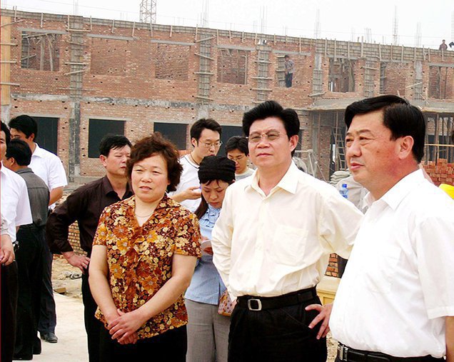 2005年5月31日山东省副省长贾万志来集团视察(图1)