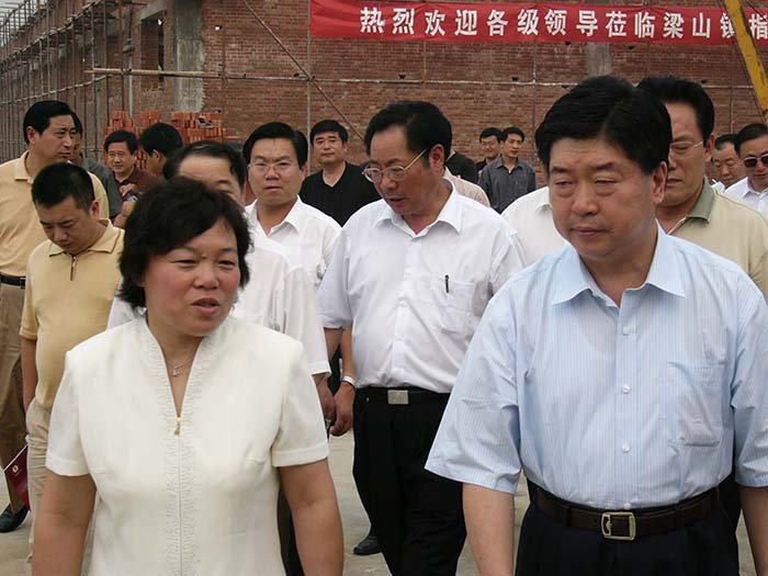 2005年7月9日副省长谢玉堂在华宇集团视察(图1)