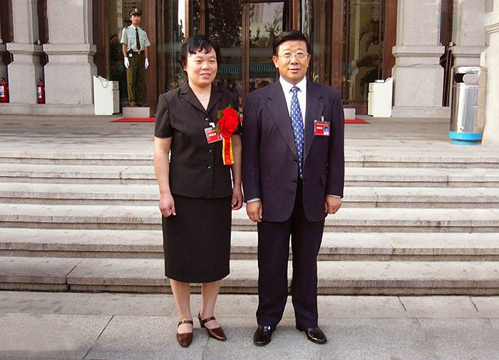 2004年9月1日山东省副省长赵克志与董事长胡桂花合影(图1)