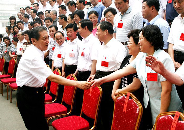 2008年6月11日省人大常委会常务副主任高新亭接见省人大代表胡桂花(图1)