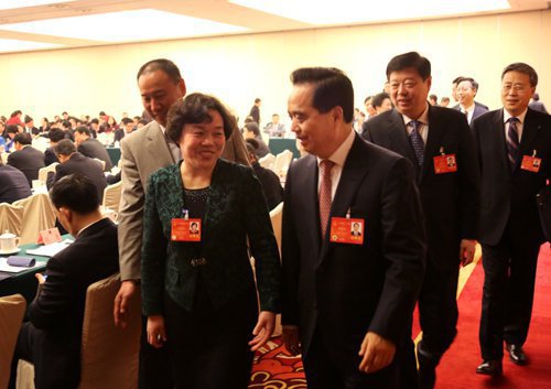 2014年3月9日在第十二届全国人大二次会议上，全国人大常委会副委员长李建国亲切接见董事长胡桂花(图1)