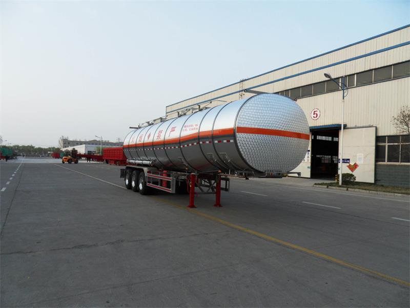LHY9400GRYA铝合金易燃液体罐式运输半挂车(图2)