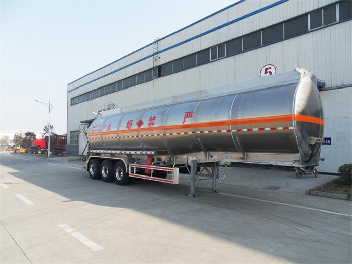LHY9400GRY铝合金易燃液体罐式运输半挂车(图2)