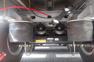 LHY9400GRY铝合金易燃液体罐式运输半挂车(图6)