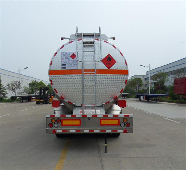LHY9400GRYB铝合金易燃液体罐式运输半挂车(图3)
